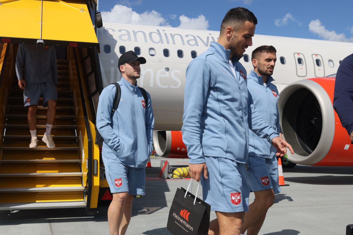 LUKA JOVIC, FILIP KOSTIC, DUSAN TADIC fudbaleri reprezentacije Srbije dolazak na prijateljsku utakmicu protiv Svedske aerodrom Arlanda, Stokholm 07.06.2024. godine Foto: Marko Metlas Fudbal, Srbija, Svedska, Prijateljska utakmica, Dolazak