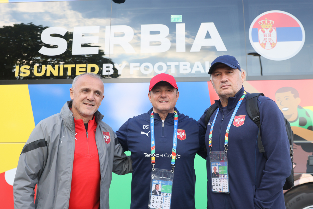 LJUBINKO DRULOVIC, DRAGAN STOJKOVIC PIKSI selektor i trener, GORAN DJOROVIC pomocni trener fudbalera reprezentacije Srbije ucesici EURO 2000 pred utakmicu UEFA Evropskog prvenstva 2024 godine protiv Engleske na stadionu Rozenau, Augzburg 13.06.2024. godine Foto: Marko Metlas Fudbal, Reprezentacija, Srbija, UEFA Evropsko prvenstvo, EURO 2024