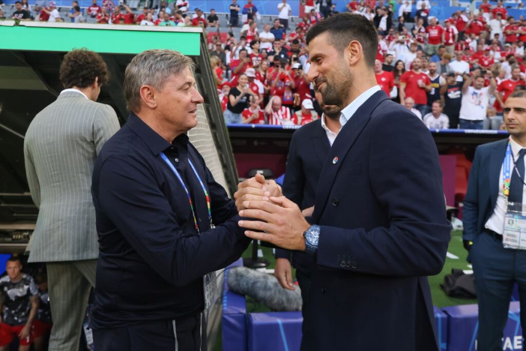 VELJKO BIRMANCEVIC i NOVAK DJOKOVIC teniser fudbaler reprezentacije Srbije na utakmici UEFA Evropskog prvenstva 2024 godine protiv Danske na stadionu Minhen fudbal arena, Minhen, 25.06.2024. godine Foto: Marko Metlas Fudbal, Reprezentacija, Srbija, UEFA Evropsko prvenstvo, EURO 2024, Danska