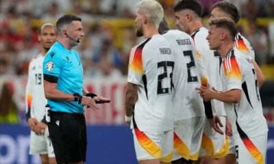 Referee Michael Oliver of England speaks with the Germany players during a round of sixteen match at the Euro 2024 soccer tournament against Denmark in Dortmund, Germany, Saturday, June 29, 2024. (AP Photo/Darko Vojinovic)