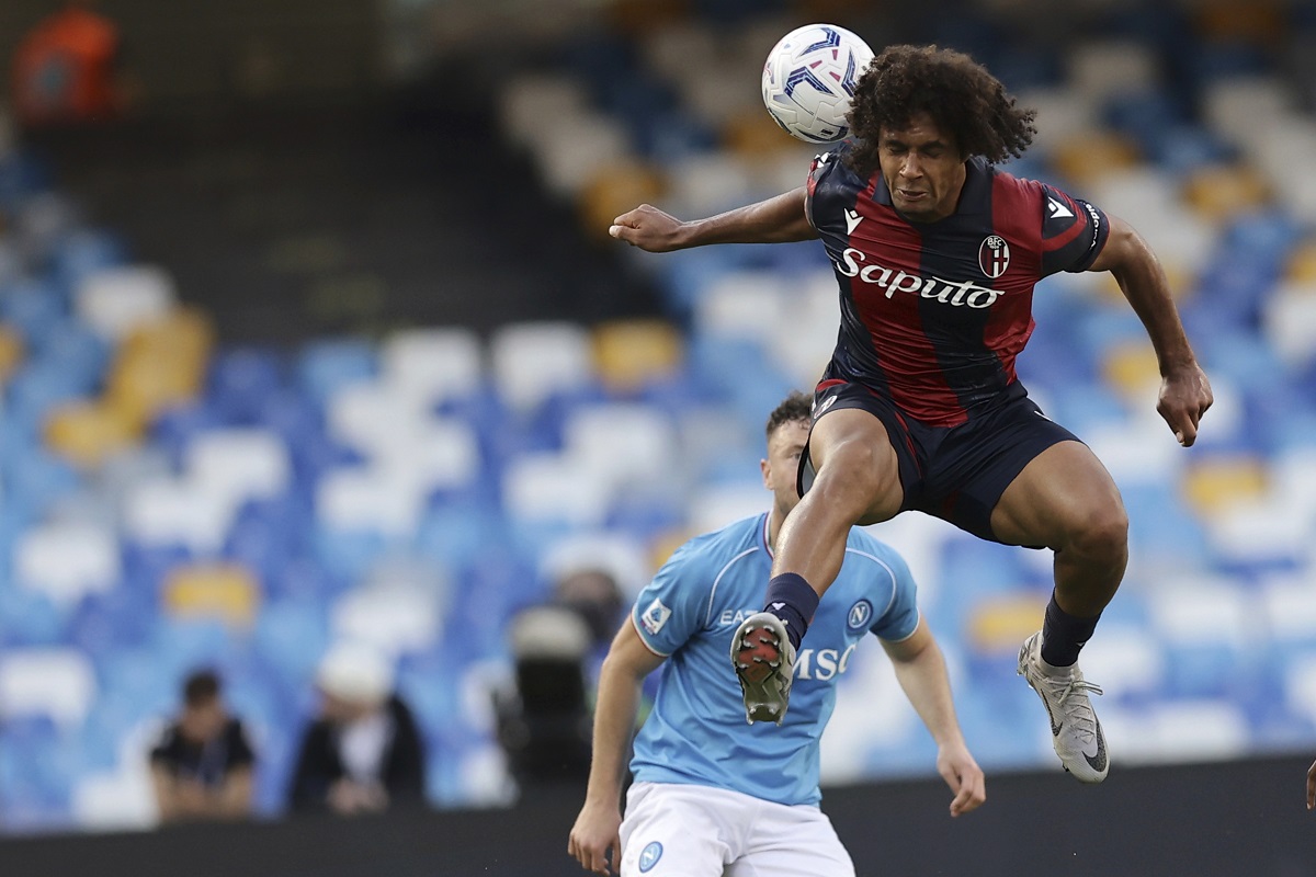 FILE - Bologna's Joshua Zirkzee heads the ball during the Serie A soccer match between Napoli and Bologna at the Diego Armando Maradona Stadium in Naples, Italy, Saturday, May 11 , 2024. Netherlands coach Ronald Koeman has called up Joshua Zirkzee to complete his 26-man squad for the European Championship to fill a gap created when midfielder Teun Koopmeiners was cut earlier this week after suffering a groin injury. (Alessandro Garofalo/LaPresse via AP, file)