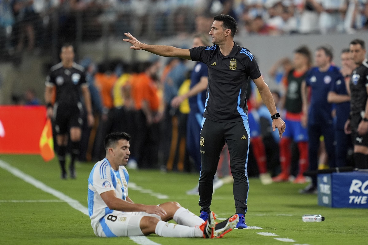 Argentina's coach Lionel Scaloni gestures during a Copa America Group A soccer match agains Chile in East Rutherford, N.J., Tuesday, June 25, 2024. (AP Photo/Julia Nikhinson)