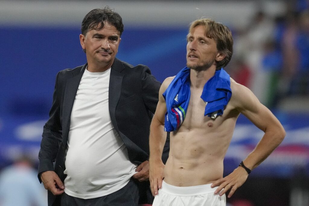 Croatia's head coach Zlatko Dalic, left, looks at Croatia's Luka Modric at the end of Group B match between Croatia and Italy at the Euro 2024 soccer tournament in Leipzig, Germany, Monday, June 24, 2024. (AP Photo/Sunday Alamba)