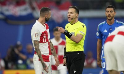 Referee Danny Makkelie, right, talks with Croatia's Marcelo Brozovic during a Group B match between Croatia and Italy at the Euro 2024 soccer tournament in Leipzig, Germany, Monday, June 24, 2024. (AP Photo/Ebrahim Noroozi)