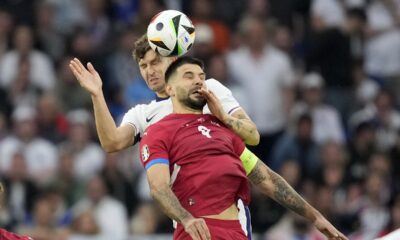 Aleksandar Mitrović i Džon Stouns u duelu na Evropskom prvenstvu između Srbije i Engleske
