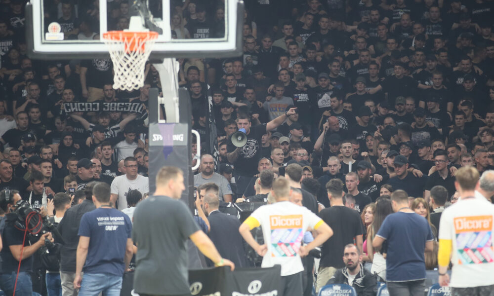 Navijači Partizana na utakmici finala plejofa Kosarkaske Superlige Srbije protiv Crvene Zvezde u hali Beogradska Arena, Beograd 05.06.2024. godine Foto: Ivica Veselinov / MN PRESS KOSARKA, BASKETBALL, KLS, SUPERLIGA, PRVENSTVO SRBIJE, NATIONAL CHAMPIONSHIP, PARTIZAN, CRVENA ZVEZDA