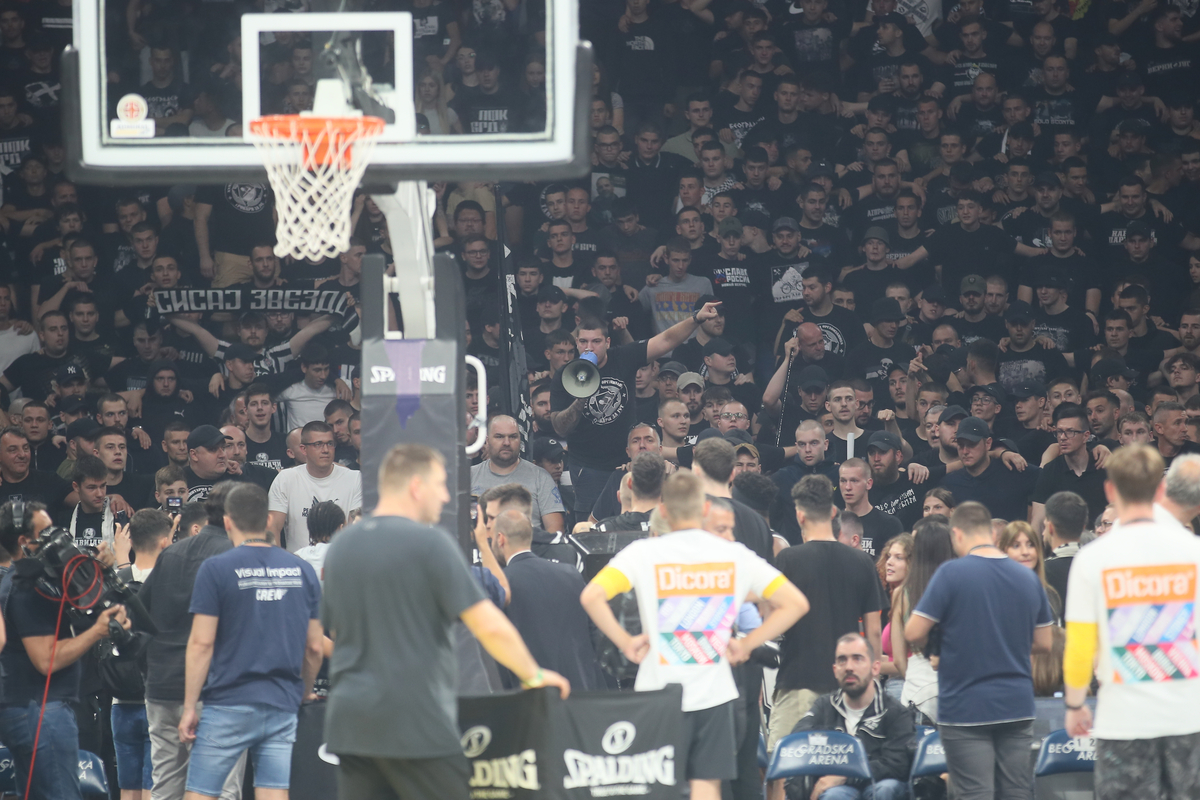 Navijači Partizana na utakmici finala plejofa Kosarkaske Superlige Srbije protiv Crvene Zvezde u hali Beogradska Arena, Beograd 05.06.2024. godine Foto: Ivica Veselinov / MN PRESS KOSARKA, BASKETBALL, KLS, SUPERLIGA, PRVENSTVO SRBIJE, NATIONAL CHAMPIONSHIP, PARTIZAN, CRVENA ZVEZDA