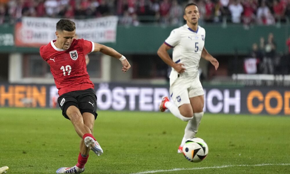 Austria's Christoph Baumgartner, left, scores during an international friendly soccer match between Austria and Serbia at the Ernst Happel Stadion in Vienna, Austria, Tuesday, June 4, 2024. (AP Photo/Matthias Schrader)