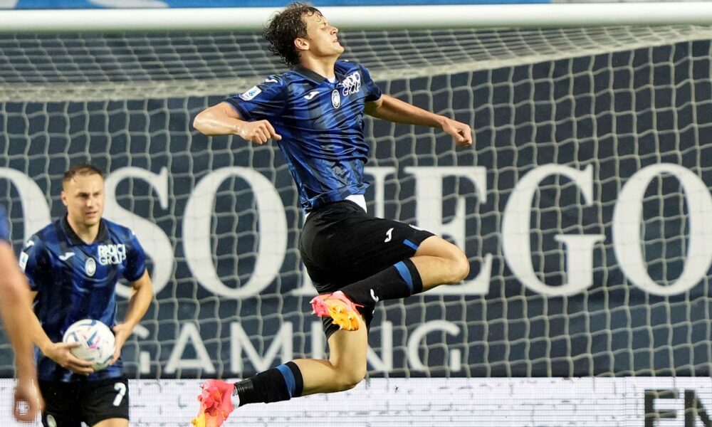 Atalanta's Giorgio Scalvini celebrates scoring their side's second goal of the game during the Italian Serie A soccer match between Atalanta and Fiorentina at the Gewiss Stadium, in Bergamo, Italy, Sunday June 2, 2024. (Spada/LaPresse via AP)