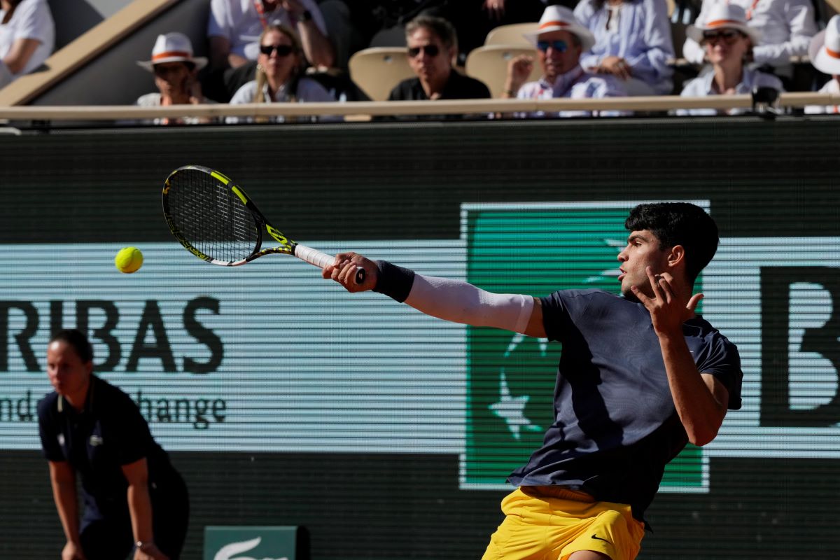 Spain's Carlos Alcaraz plays a shot against Italy's Jannik Sinner during their semifinal match of the French Open tennis tournament at the Roland Garros stadium in Paris, Friday, June 7, 2024. (AP Photo/Thibault Camus)
