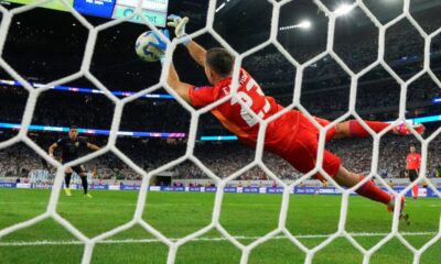 Argentina's goalkeeper Emiliano Martinez block the shot of Ecuador's Angel Mena during a penalty shootout in a Copa America quarterfinal soccer match in Houston, Thursday, July 4, 2024. (AP Photo/Julio Cortez)