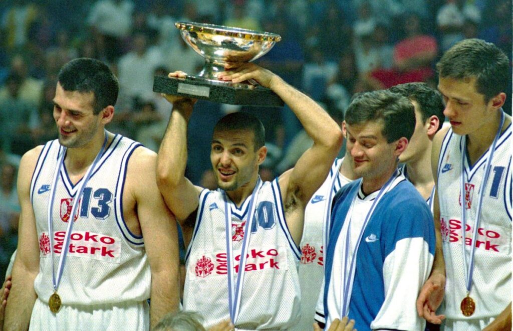 ZORAN SAVIC, ALEKSANDAR DJORDJEVIC, ZORAN SRETENOVIC, ZELJKO REBRACA, kosarkasi Jugoslavije, proslavljaju pobedu na utakmici finala Eurobasketa 1995, protiv Litvanije, i osvajanje titule sampiona Evrope, u hali OAKA Marusi.  
Atina, 02.07.1995.
foto: Marko Metlas

Kosarka, Prvenstvo Evrope finale, Jugoslavija YUG, Litvanija, Radost

