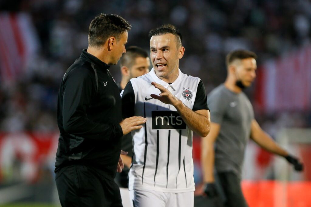 ALEKSANDAR STANOJEVIC trener i BIBARS NATCHO Bibars Natho fudbaler Partizana na utakmici Super Lige Srbije protiv Crvene Zvezde na stadionu Partizana, Beograd 19.09.2021. godine Foto: Ivica Veselinov / MN PRESS FOOTBALL, FUDBAL, SUPERLIGA SRBIJE, PRVENSTVO SRBIJE, LINGLONG LIGA, PARTIZAN, CRVENA ZVEZDA, DERBI