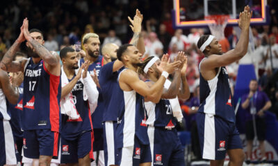 VINCENT POIRIER Vensan Poare, TIMOTHE LUWAWU CABARROT Timote Luvavu Kabaro, RUDY GOBERT Rudi Gober, ELIE OKOBO, GUERSCHON YABUSELE Gerson Jabusele RADOST kosarkasa reprezentacije Francuske na utakmici polutfinala 1/2 FIBA Evropskog prvenstva protiv Poljske u Mercedes Benc areni, Berlin 16.09.2022. godine Foto: Marko Metlas Kosarka, Poljska, FIBA Evropsko prvenstvo, Francuska