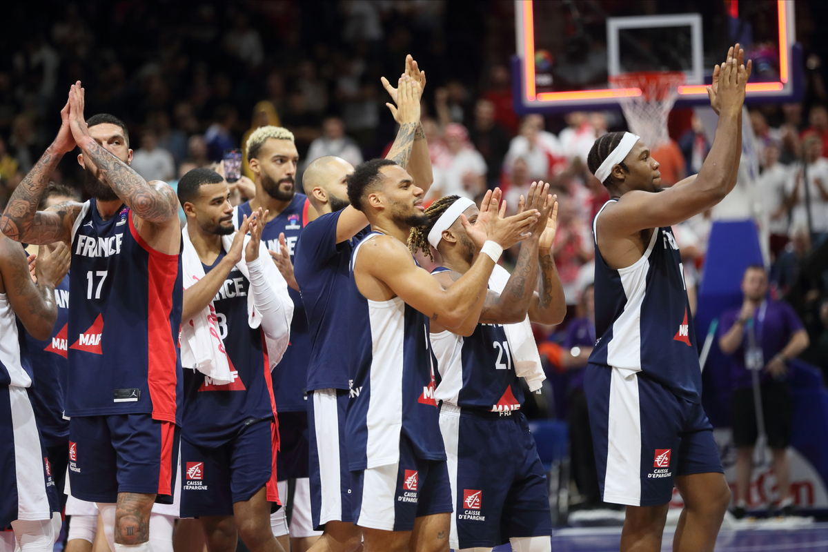 VINCENT POIRIER Vensan Poare, TIMOTHE LUWAWU CABARROT Timote Luvavu Kabaro, RUDY GOBERT Rudi Gober, ELIE OKOBO, GUERSCHON YABUSELE Gerson Jabusele RADOST kosarkasa reprezentacije Francuske na utakmici polutfinala 1/2 FIBA Evropskog prvenstva protiv Poljske u Mercedes Benc areni, Berlin 16.09.2022. godine Foto: Marko Metlas Kosarka, Poljska, FIBA Evropsko prvenstvo, Francuska