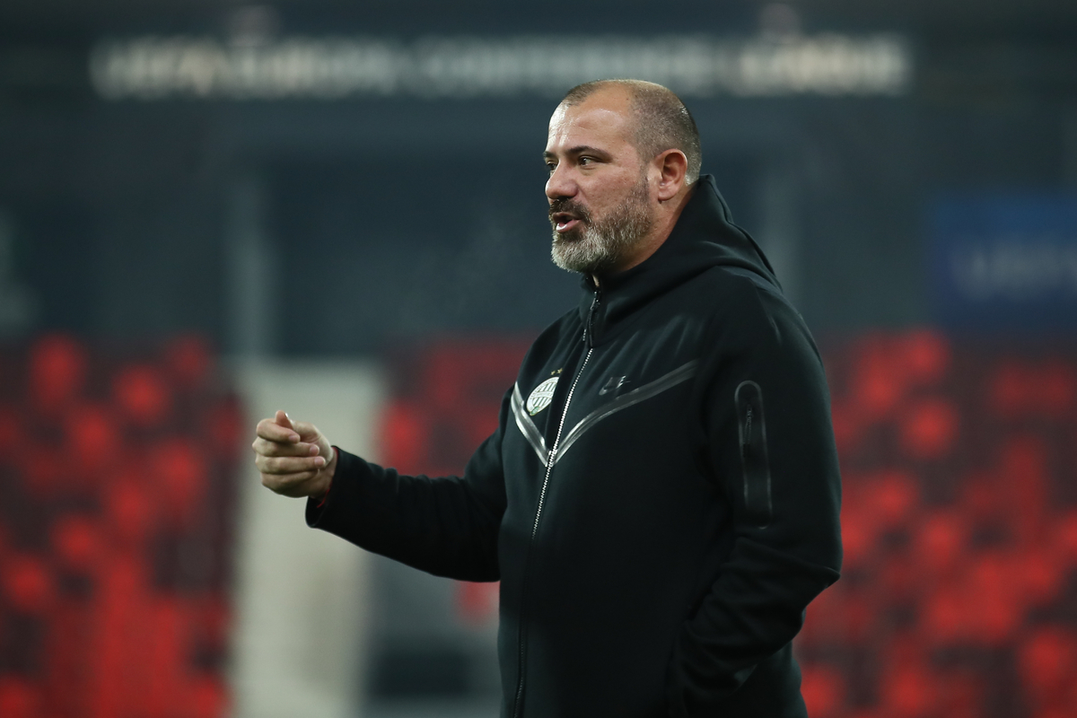 DEJAN STANKOVIC trener fudbalera Ferencvarosa u obilasku stadiona pred utakmicu UEFA Lige Konferencija protiv Cukarickog na stadionu Dubocice, Leskovac 29.11.2023. godine Foto: Ivica Veselinov / MN PRESS FUDBAL, FOOTBALL, UEFA CONFERENCE LEAGUE, LIGA KONFERENCIJA, FK CUKARICKI, FC FERENCVAROS