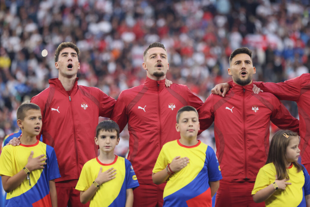 DUSAN VLAHOVIC, SERGEJ MILINKOVIC SAVIC, NEMANJA GUDELJ fudbaleri reprezentacije Srbije na utakmici UEFA Evropskog prvenstva 2024 godine protiv Engleske na stadionu AufSalke arena, Gelzenkirhen, 16.06.2024. godine Foto: Marko Metlas Fudbal, Reprezentacija, Srbija, UEFA Evropsko prvenstvo, EURO 2024, Engleska