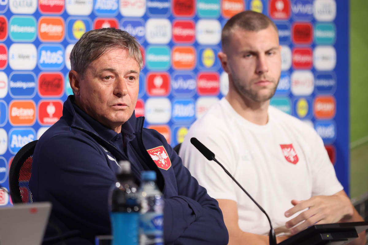 DRAGAN STOJKOVIC PIKSI selektor i trener i STRAHINJA PAVLOVIC fudbaler reprezentacije Srbije pres konferencija pred utakmicu UEFA Evropskog prvenstva 2024 godine protiv Danske stadion Minhen fudbal arena, Minhen, 24.06.2024. godine Foto: Marko Metlas Fudbal, Reprezentacija, Srbija, UEFA Evropsko prvenstvo, EURO 2024