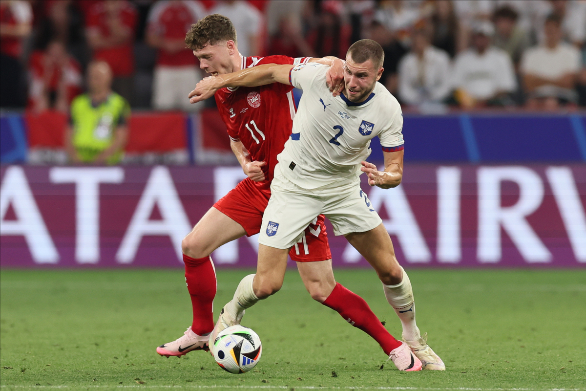 STRAHINJA PAVLOVIC fudbaler reprezentacije Srbije na utakmici UEFA Evropskog prvenstva 2024 godine protiv ANDREAS SKOV OLSEN iz Danske na stadionu Minhen fudbal arena, Minhen, 25.06.2024. godine Foto: Marko Metlas Fudbal, Reprezentacija, Srbija, UEFA Evropsko prvenstvo, EURO 2024, Danska