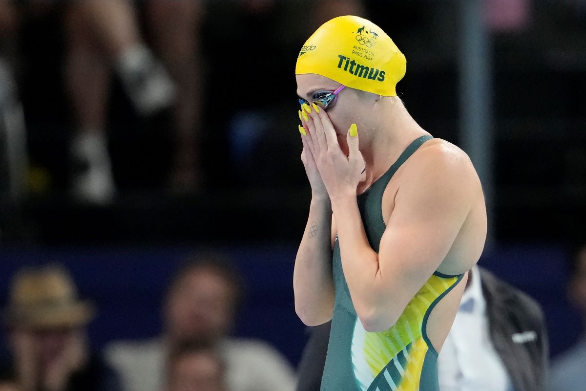 Ariarne Titmus, of Australia, prepares for her women's 200-meter freestyle semifinal at the 2024 Summer Olympics, Sunday, July 28, 2024, in Nanterre, France. (AP Photo/Matthias Schrader)