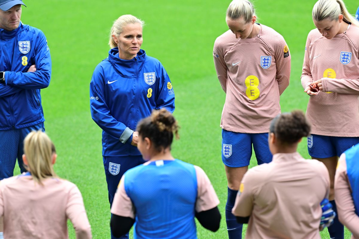 England's coach Sarina Wiegman, rear second left, talks to players during a training session of the national women's soccer team in Gothenburg, Sweden, Monday, July 15, 2024, on the eve of the UEFA Women's Euro qualification match between Sweden and England. (Bjorn Larsson Rosvall/TT News Agency via AP)