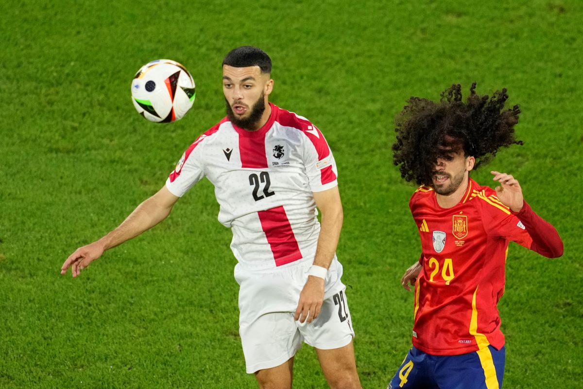 Georgia's Georges Mikautadze, left, controls the ball next to Spain's Marc Cucurella during a round of sixteen match at the Euro 2024 soccer tournament in Cologne, Germany, Sunday, June 30, 2024. (AP Photo/Andreea Alexandru)