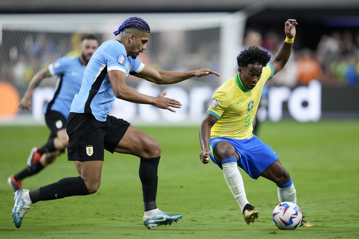 Uruguay's Ronald Araujo, left, challenges Brazil's Endrick during a Copa America quarterfinal soccer match in Las Vegas, Saturday, July 6, 2024. (AP Photo/Godofredo A. Vásquez)