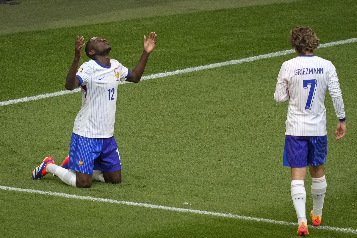 Randal Kolo Muani of France celebrates after his shot was deflected in the net by Belgium's Jan Vertonghen during a round of sixteen match between France and Belgium at the Euro 2024 soccer tournament in Duesseldorf, Germany, Monday, July 1, 2024. (AP Photo/Andreea Alexandru)