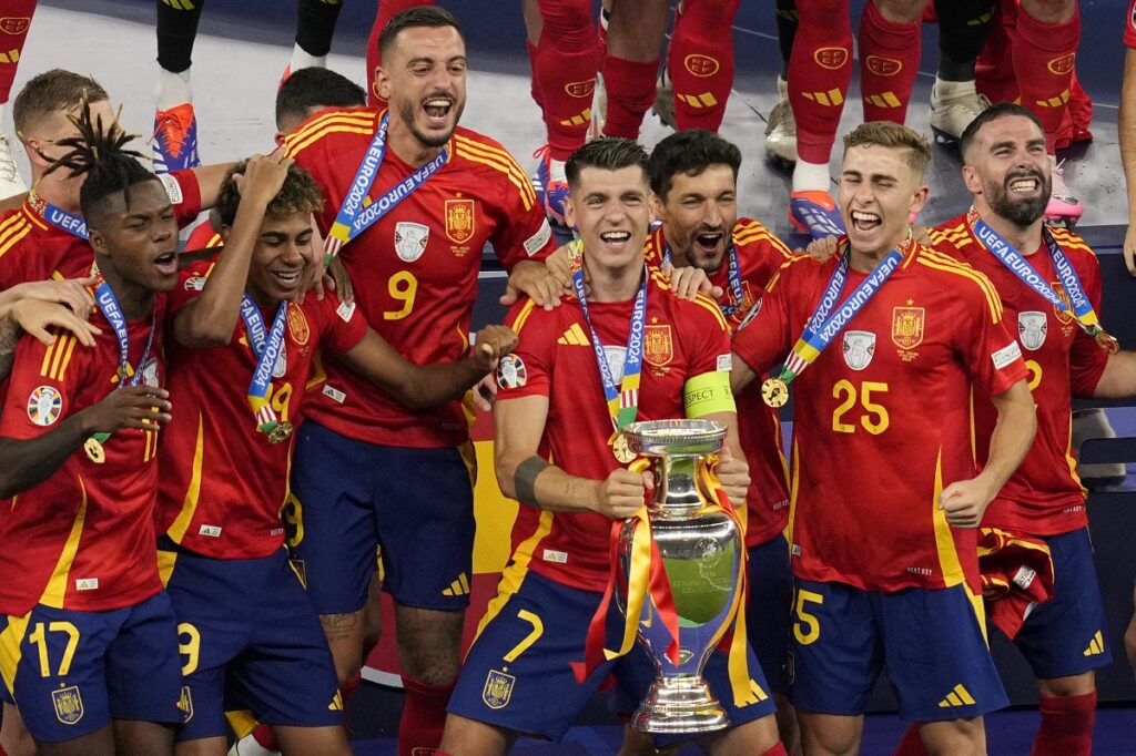 Spain's players celebrate with the trophy after winning the final match between Spain and England at the Euro 2024 soccer tournament in Berlin, Germany, Sunday, July 14, 2024. (AP Photo/Andreea Alexandru)