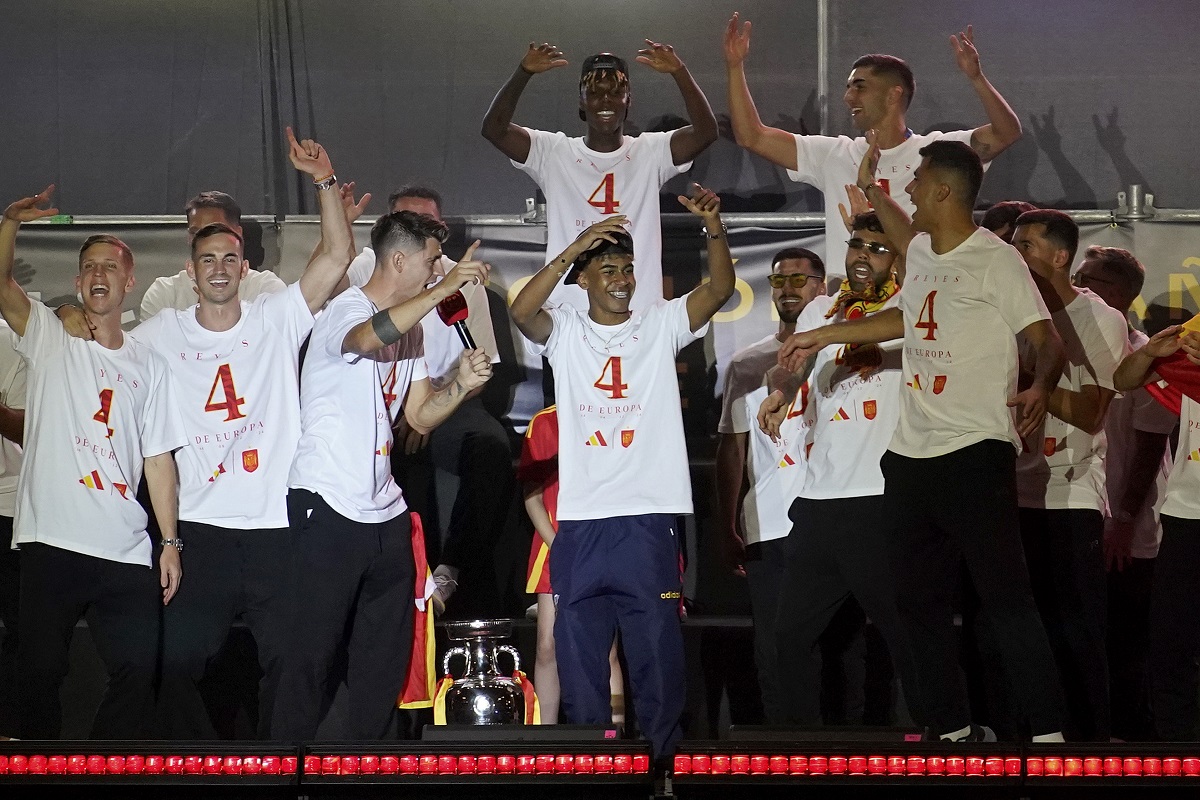 Spain's team captain Alvaro Morata introduces player Lamine Yamal, center, to the fans during celebrations of the Spanish team's European soccer championship title on a stage at Cibeles square in Madrid, Monday, July 15, 2024. Spain defeated England in the final of the Euro 2024 soccer tournament in Berlin on Sunday evening. (AP Photo/Andrea Comas)