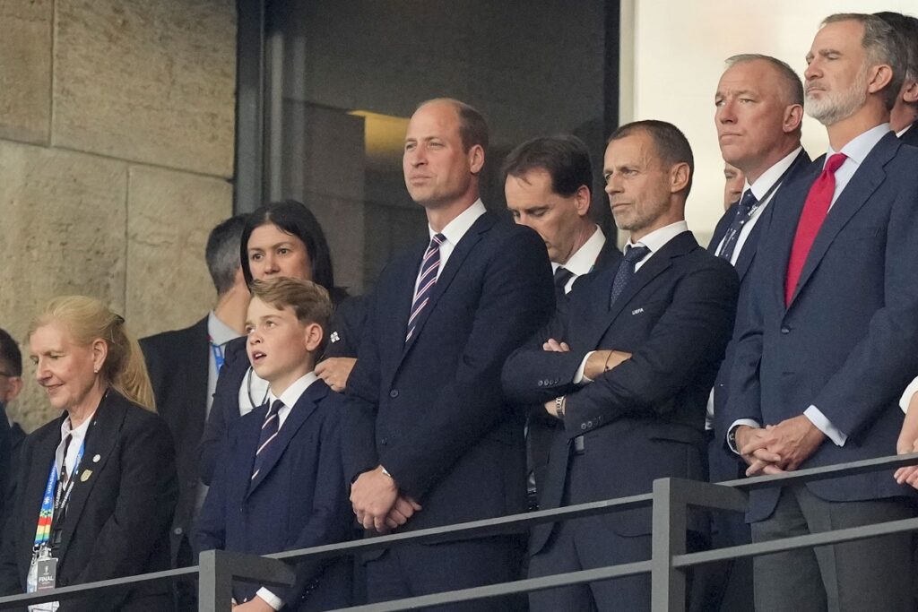 Britain's Prince William, center, his son Prince George of Wales, second left, UEFA President Aleksander Ceferin, second right, and King Felipe VI of Spain, right, attend the final match between Spain and England at the Euro 2024 soccer tournament in Berlin, Germany, Sunday, July 14, 2024. (AP Photo/Martin Meissner)