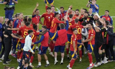 Spain's players celebrate after their team defeated England 2-1 at the end of the final match at the Euro 2024 soccer tournament in Berlin, Germany, Sunday, July 14, 2024. (AP Photo/Thanassis Stavrakis)