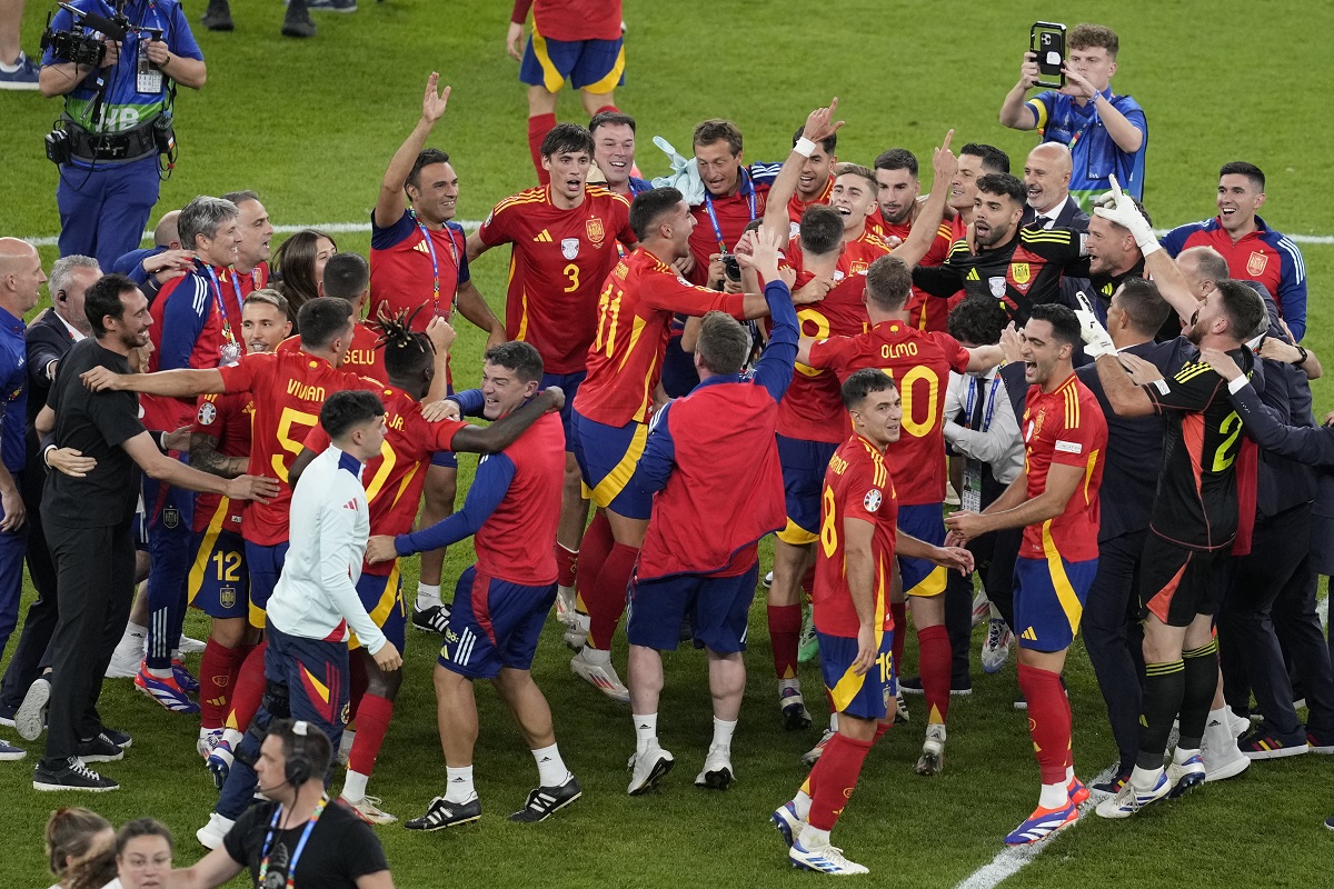 Spain's players celebrate after their team defeated England 2-1 at the end of the final match at the Euro 2024 soccer tournament in Berlin, Germany, Sunday, July 14, 2024. (AP Photo/Thanassis Stavrakis)