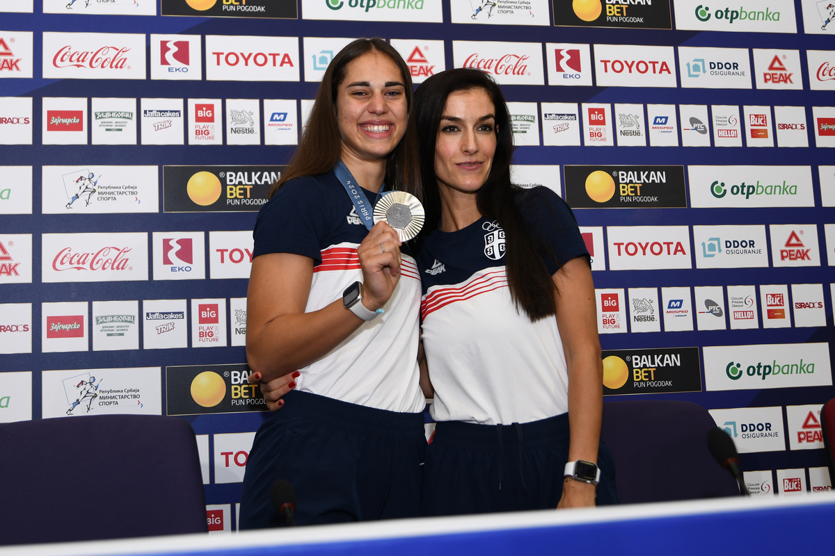 tekvondo reprezentacije Srbije, docek posle osvajanja srebrne medalje na Olimpijadi u Parizu aerodrom Nikola Tesla Surcin, Beograd, 12.08.2024. godine Foto: MN press/ds Tekvondo, Srbija, Docek, Olimpijada, Srebrna medalja, Drugo mesto