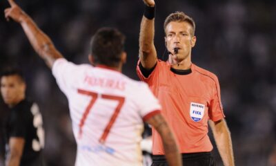 DAVIDE MASSA Davide Masa, sudija iz Italije, pokazuje zuti karton na utakmici treceg kola kvalifikacija za UEFA Liga sampiona Partizan - Olimpijakos, na stadionu JNA. Beograd, 25.07.2017. foto: Nebojsa Parausic Fudbal, Partizan, Olimpijakos