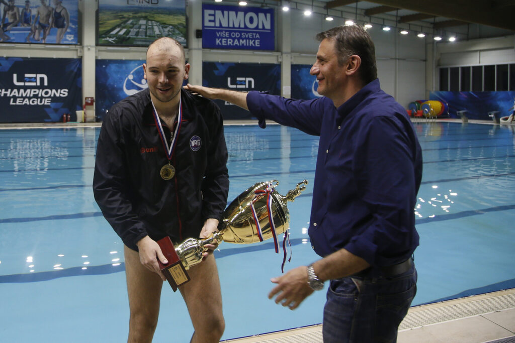 VIKTOR JELENIC predsednik VSS i DUSAN MANDIC vaterpolista Novog Beograda na utakmici Prvenstva Srbije protiv Radnickog, Kragujevac 21.05.2022. Foto: Ivica Veselinov / MN PRESS VATERPOLO, WATERPOLO, PRVENSTVO SRBIJE, NOVI BEOGRAD RADNICKI KRAGUJEVAC