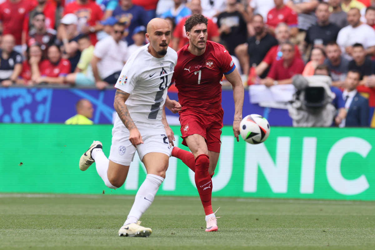 DUSAN VLAHOVIC fudbaler reprezentacije Srbije na utakmici UEFA Evropskog prvenstva 2024 godine protiv VANJA DRKUSIC iz Slovenije na stadionu Minhen fudbal arena, Minhen, 20.06.2024. godine Foto: Marko Metlas Fudbal, Reprezentacija, Srbija, UEFA Evropsko prvenstvo, EURO 2024, Slovenija