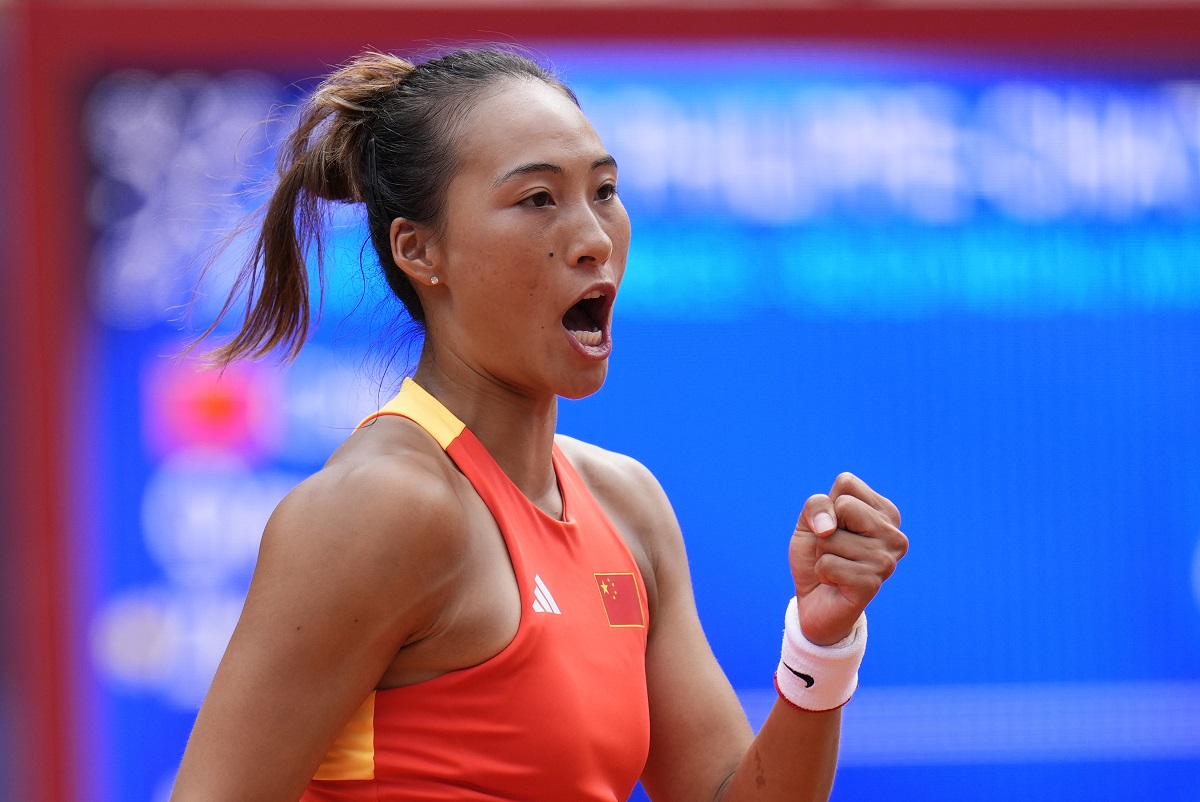 China's Zheng Qinwen clenches her fist after winning a point to Croatia's Donna Vekic during the Women's Singles tennis final at the Roland Garros stadium at the 2024 Summer Olympics, Saturday, Aug. 3, 2024, in Paris, France. (AP Photo/Manu Fernandez)