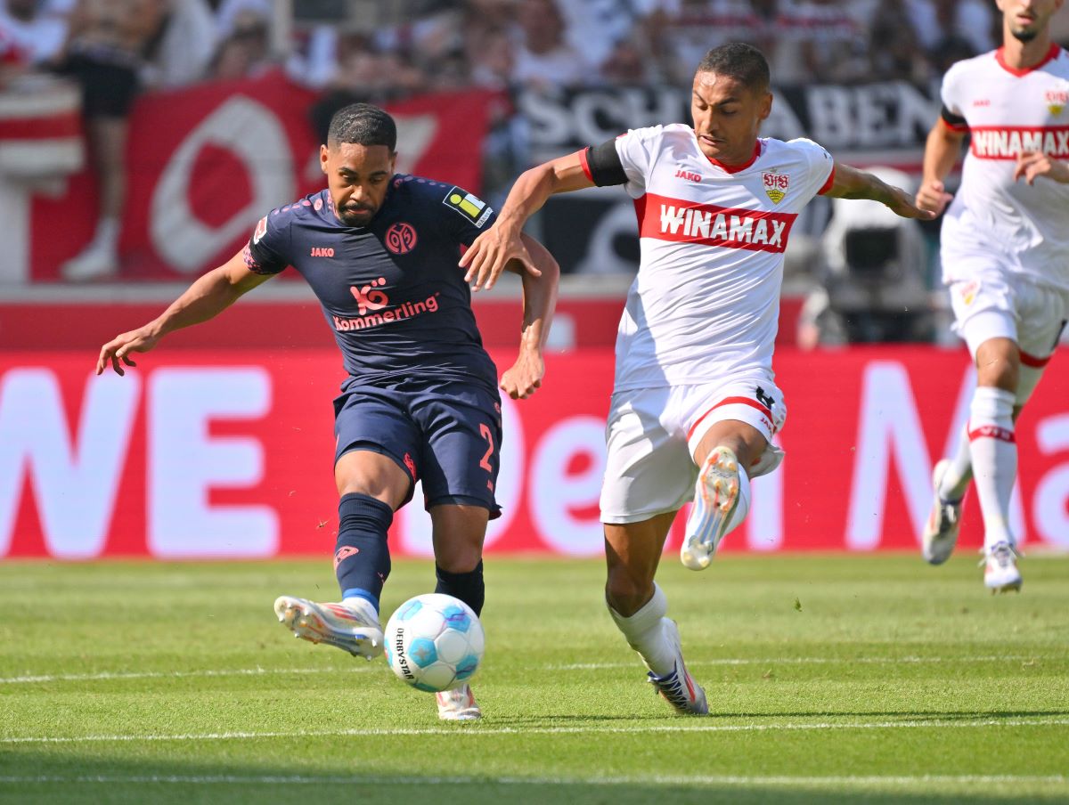 hilipp Mwene of Mainz, left, and Stuttgart's Enzo Millot challenge for the ball during the German Bundesliga soccer match between Stuttgart and Mainz in Stuttgart, Germany, Saturday, Aug. 31, 2024. (Jan-Philipp Strobel/dpa via AP)