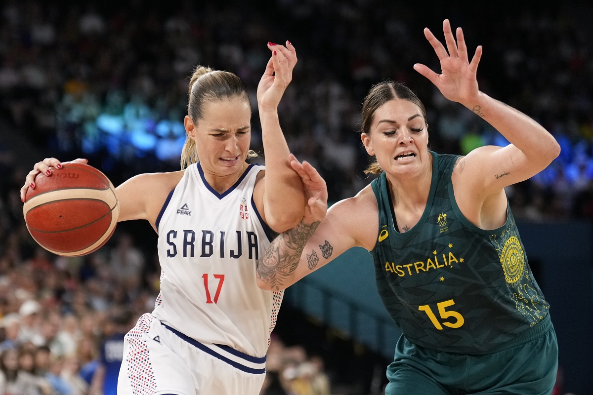 Jovana Nogic (17), of Serbia, shoots on Cayla George (15), of Australia, during a women's quarterfinal game at Bercy Arena at the 2024 Summer Olympics, Wednesday, Aug. 7, 2024, in Paris, France. (AP Photo/Mark J. Terrill)