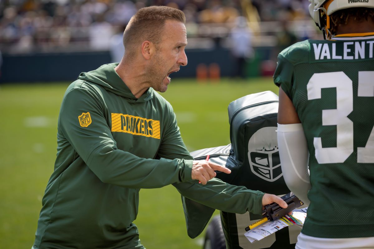 Green Bay Packers' defensive coordinator Jeff Hafley talks to players during NFL football training camp Saturday, July. 27, 2024, in Green Bay, Wis. (AP Photo/Mike Roemer)