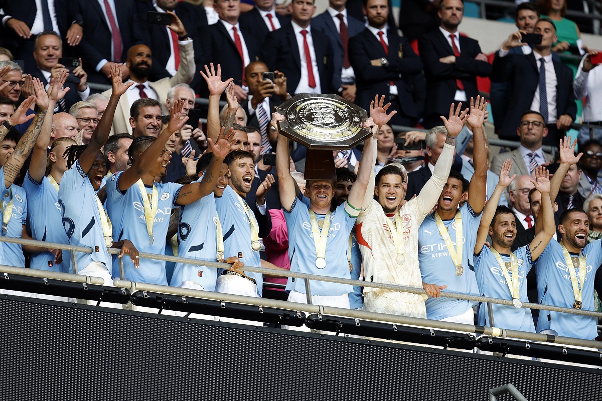 Manchester City midfielder Kevin De Bruyne lifts the trophy after his team won the FA Community Shield soccer match between Manchester City and Manchester United at Wembley Stadium in London, Saturday, Aug. 10, 2024. (AP Photo/David Cliff)