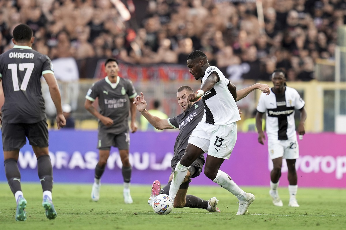 Parma's Ange Yoan Bonny, right, fights for the ball with Milan's Strahinja Pavlovic during the Italian Serie A soccer match between Parma and Milan at Parma's Ennio Tardini Stadium in Parma, Italy, Saturday Aug. 24, 2024. (Massimo Paolone/LaPresse via AP)