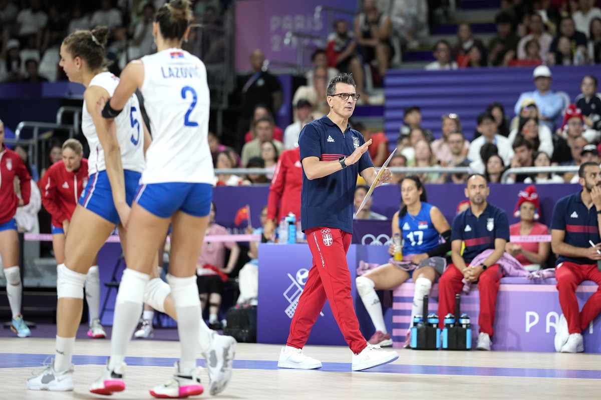 Serbia's coach Giovanni Guidetti gives directions to the players during the Group A women's volleyball match between China and Serbia at the 2024 Summer Olympics, Sunday, Aug. 4, 2024, in Paris, France. (AP Photo/Alessandra Tarantino)