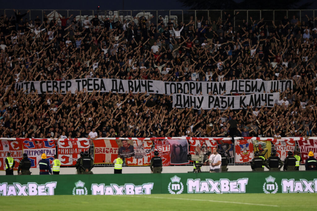 Transparent navijača Crvene zvezde na utakmici Superlige Prvenstva Srbije protiv Partizana na stadionu JNA, Beograd, 23.09.2024. godine Foto: Marko Metlas Fudbal, Crvena zvezda, Superliga Prvenstvo Srbije, Partizan