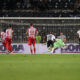 fudbaler Crvene zvezde daje gol iz penala na utakmici Superlige Prvenstva Srbije protiv Partizana na stadionu JNA, Beograd, 23.09.2024. godine Foto: Marko Metlas Fudbal, Crvena zvezda, Superliga Prvenstvo Srbije, Partizan