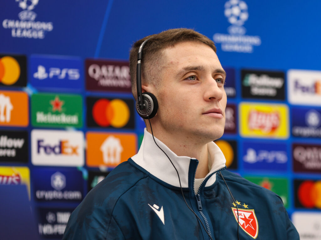 fudbaler Crvene zvezde na pres konferenciji pred utakmicu UEFA Lige sampiona protiv Benfike na stadionu Rajko Mitic, Beograd 18.09.2024. godine Foto: MN press/dt Fudbal, Crvena zvezda, UEFA Liga Sampiona , Benfika, Pres konferencija