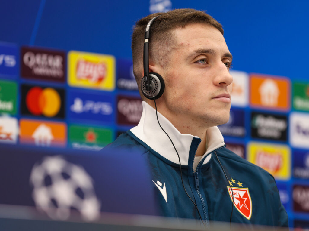 fudbaler Crvene zvezde na pres konferenciji pred utakmicu UEFA Lige sampiona protiv Benfike na stadionu Rajko Mitic, Beograd 18.09.2024. godine Foto: MN press/dt Fudbal, Crvena zvezda, UEFA Liga Sampiona , Benfika, Pres konferencija