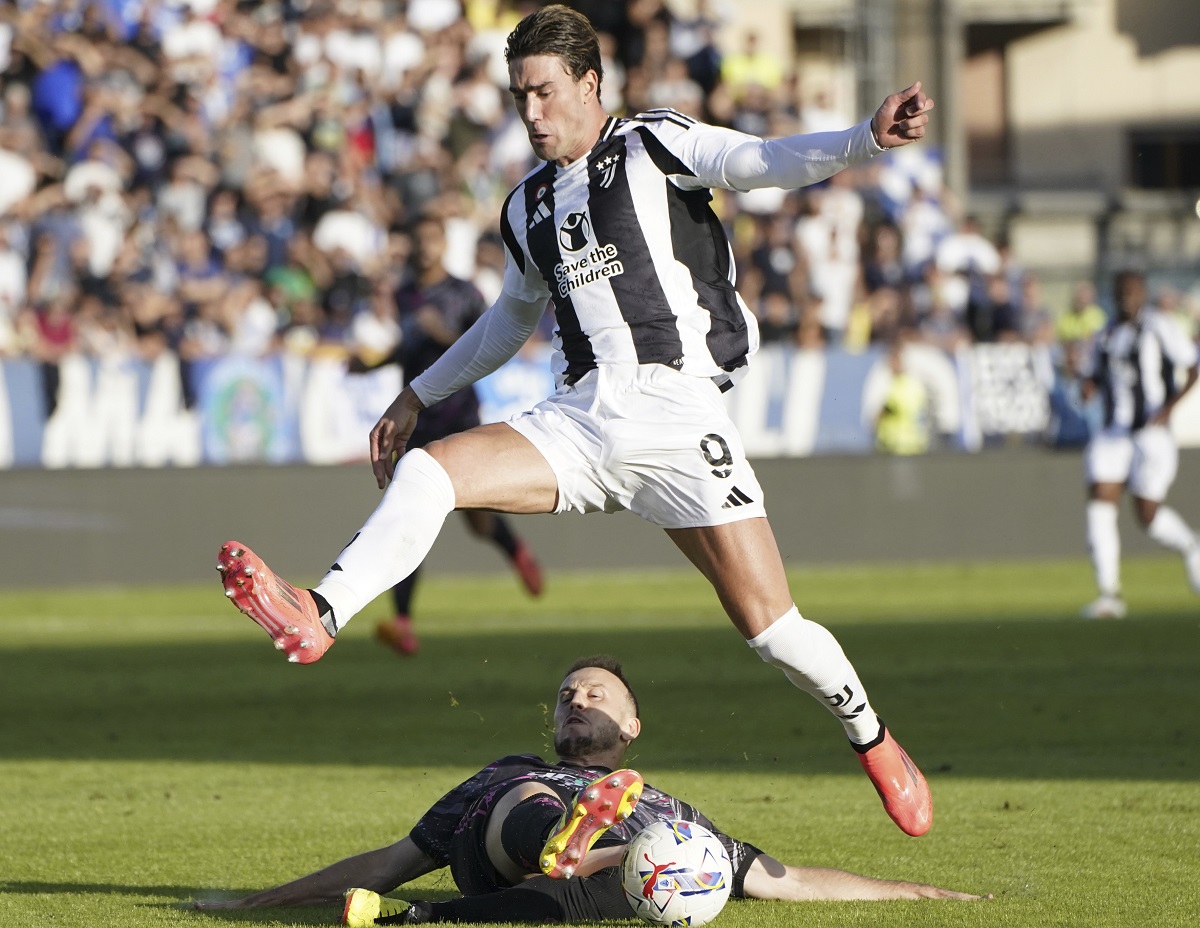 Juventus Dusan Vlahovic, top, is tackled by Empoli's Ardian Ismajli during the Italian Serie A soccer match between Empoli and Juventus at the Carlo Castellani Stadium in Empoli, Italy, Saturday, Sept. 14, 2024. (Marco Bucco/LaPresse via AP)