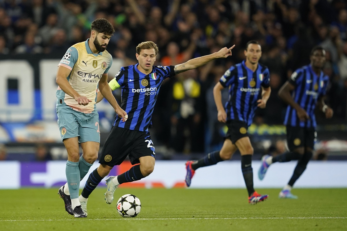 Manchester City's Josko Gvardiol, left, is challenged by Inter Milan's Nicolo Barella during the Champions League opening phase soccer match between Manchester City and Inter Milan at the Etihad Stadium, in Manchester, England, Wednesday, Sept. 18, 2024. (AP Photo/Dave Thompson)